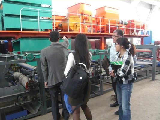 निर्माण सामग्री बनाने के लिए गर्मी संरक्षण परत छत टाइल बनाने की मशीन