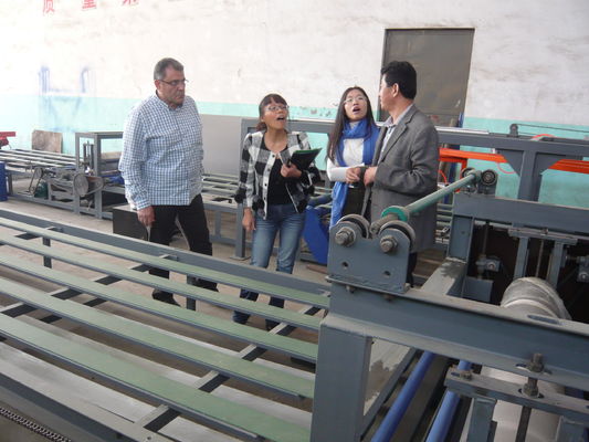 निर्माण सामग्री बनाने के लिए गर्मी संरक्षण परत छत टाइल बनाने की मशीन